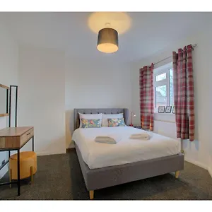 Gorgeous 3 Bed Near Airport Holiday home
